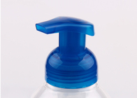 La mano de gran viscosidad de las bombas del jabón que hace espuma presiona el top de la bomba del jabón