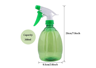 El espray plástico verde del disparador embotella el riego de la planta de jardín del hogar
