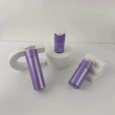 Botella de plástico púrpura para dispensadores de cosméticos con bomba de presión blanca