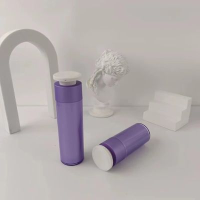 Botella de plástico púrpura para dispensadores de cosméticos con bomba de presión blanca