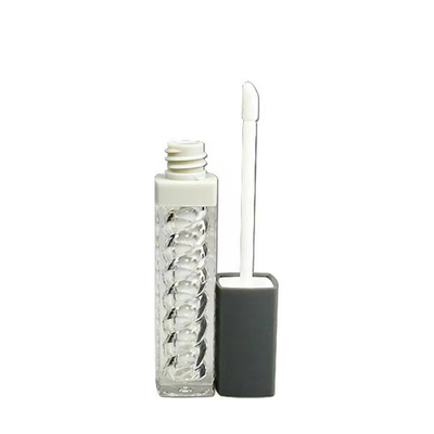 El tubo de lápiz labial de plástico gira y se retrae en varios colores.
