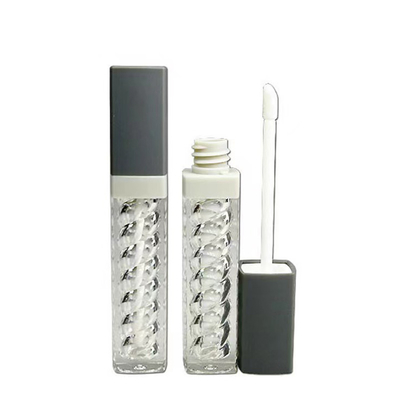 El tubo de lápiz labial de plástico gira y se retrae en varios colores.