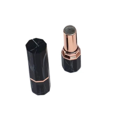 Tubo de lápiz labial octogonal de mármol negro de lujo con acento de oro rosa