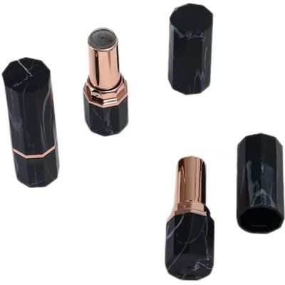 Tubo de lápiz labial octogonal de mármol negro de lujo con acento de oro rosa