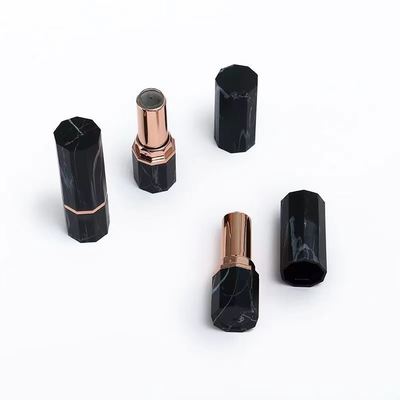 Tubo de lápiz labial octogonal de mármol negro de lujo con acento de oro rosa