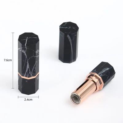 Tubo de lápiz labial octogonal de mármol negro de lujo con acento de oro rosa