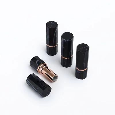 Tubo de lápiz labial octogonal de mármol negro de lujo con acento de oro rosa