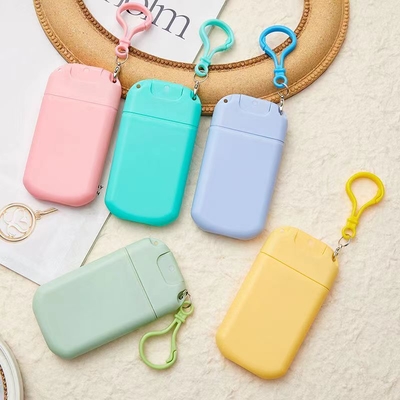 La venta caliente de 10 ml de plástico de tarjeta de perfume spray con soporte de colgante personalización