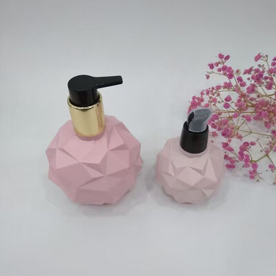 Particular Aspecto externo Botella de plástico cosmético de 120 ml 300 ml Apoyo de personalización
