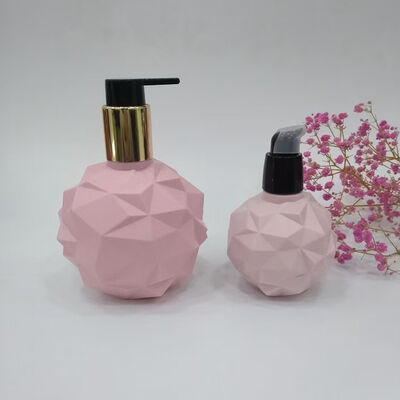 Particular Aspecto externo Botella de plástico cosmético de 120 ml 300 ml Apoyo de personalización