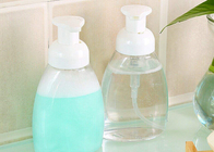 El cosmético plástico del uso diario embotella la botella del jabón de la bomba que hace espuma blanca