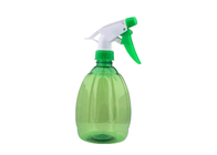 El espray plástico verde del disparador embotella el riego de la planta de jardín del hogar