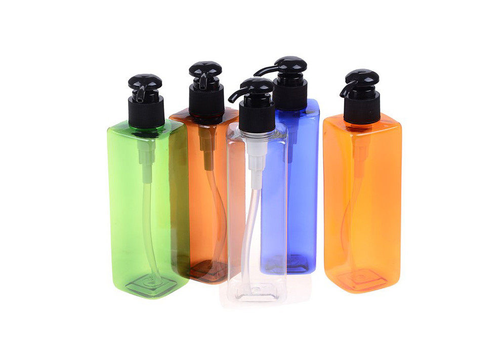El cosmético plástico conveniente embotella colores modificados para requisitos particulares de la capacidad grande
