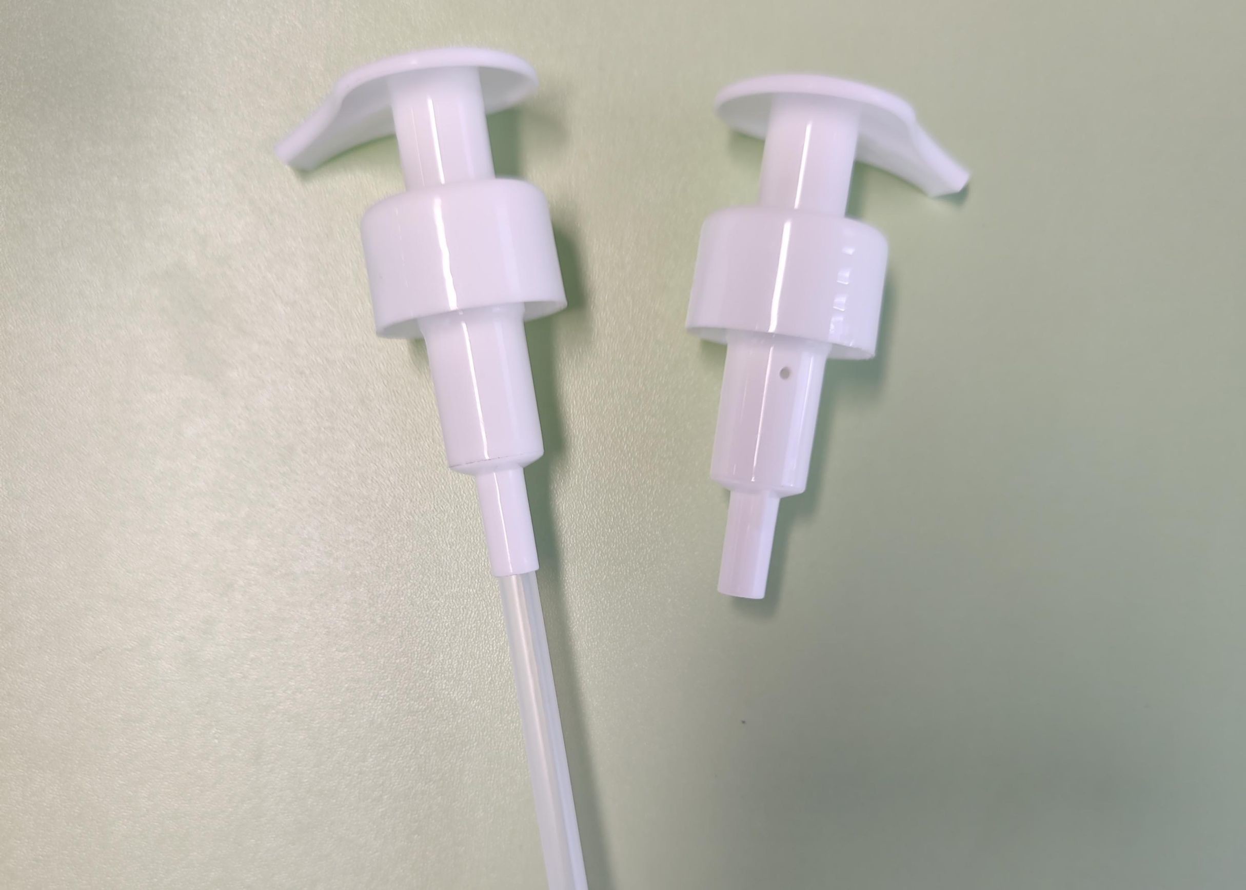 Bomba de plástico de 24/28MM de excelente calidad y fácil uso con bloqueo izquierdo-derecho para crema, loción y líquido